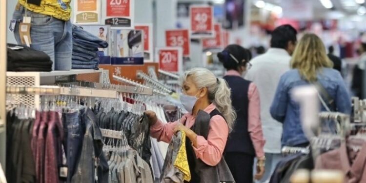 Se desacelera consumo en México a finales de 2023: Inegi