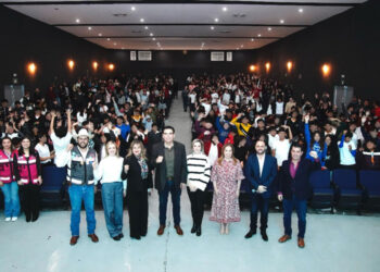 Gobierno de Sonora imparte conferencias para prevenir adicciones en estudiantes de secundaria y preparatoria