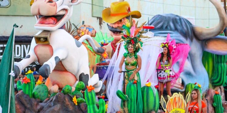 Arranca el segundo desfile de carros alegóricos y comparsas del Carnaval Guaymas 2024 «La magia de Sonora».