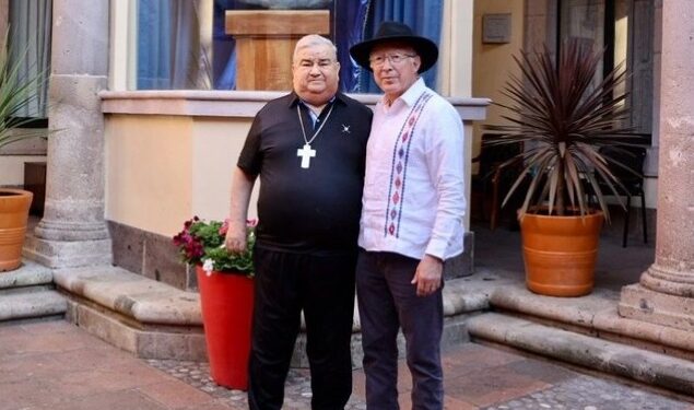 Se reúne embajador de EU con obispo de Michoacán