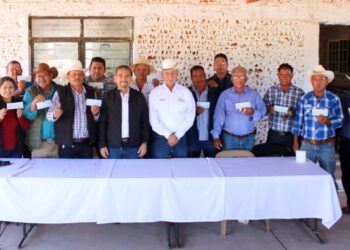 Ejidatarios Contentos Reciben Su Cheque Del Predial Ejidal.
