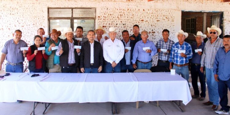 Ejidatarios Contentos Reciben Su Cheque Del Predial Ejidal.