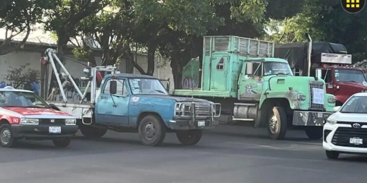Transportistas bloquean las principales autopistas del país