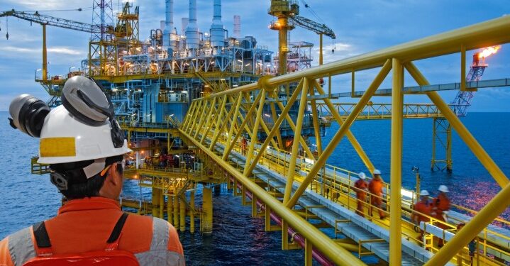 Precios del petróleo pierden casi 17% tras invasión rusa a Ucrania