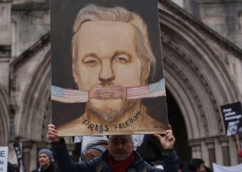Para evitar su extradición a EU Abogado de Assange defiende la libertad de información
