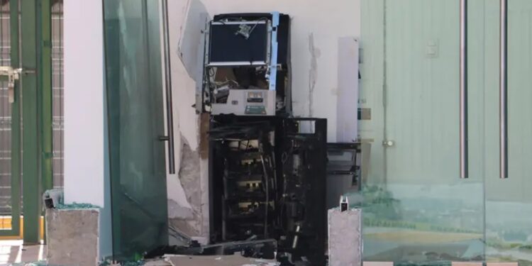 Sujetos hacen estallar cajero del Banco del Bienestar y se llevan el dinero