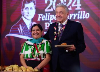 López Obrador come tamales en Palacio Nacional por Día de la Candelaria