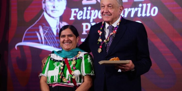 López Obrador come tamales en Palacio Nacional por Día de la Candelaria