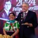 López Obrador come tamales en Palacio Nacional por Día de la Candelaria