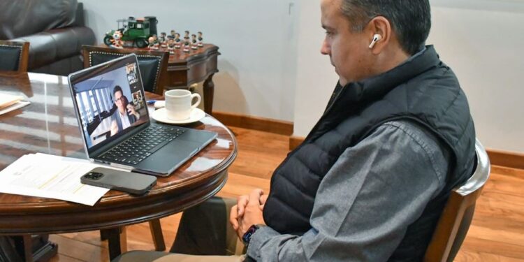 Tiende Toño Astiazarán alfombra roja a nuevas inversiones