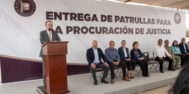 Entrega gobernador Alfonso Durazo patrullas para fortalecer labor de la FGJES