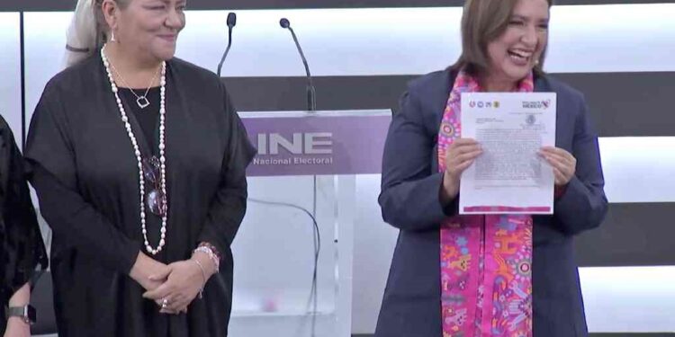 Xóchitl Gálvez se registra ante el INE como candidata a la presidencia de México