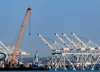 La grúa más grande de la costa este de Estados Unidos llega a Baltimore para sumarse a la limpieza