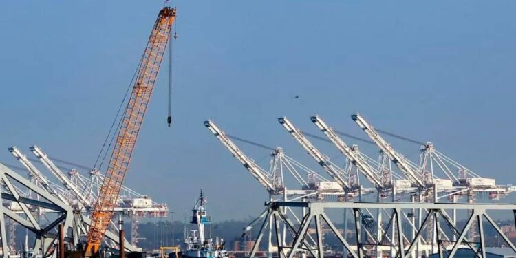 La grúa más grande de la costa este de Estados Unidos llega a Baltimore para sumarse a la limpieza