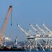 La grúa más grande de la costa este de Estados Unidos llega a Baltimore para sumarse a la limpieza
