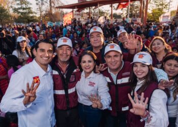 Celida y Froylán son arropados por los habitantes y trabajadores del campo del Poblado Miguel Alemán