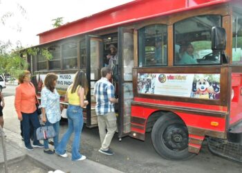 Disfrutan residentes y visitantes del Trolebús Turístico de Hermosillo