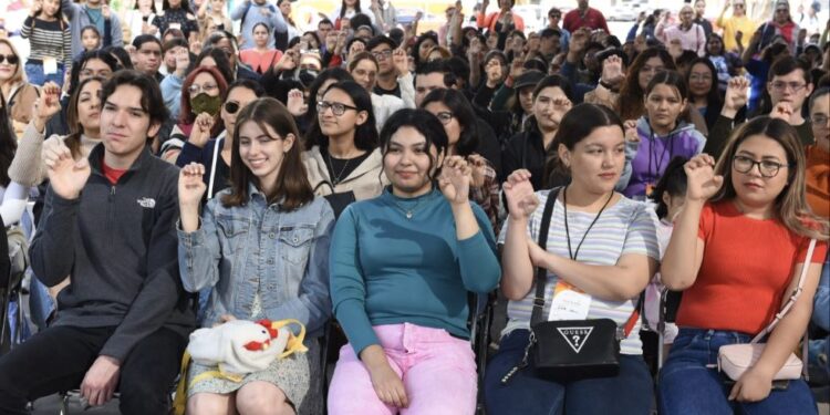 Se gradúan 2 mil 400 jóvenes del Taller de Lengua de Señas Mexicana