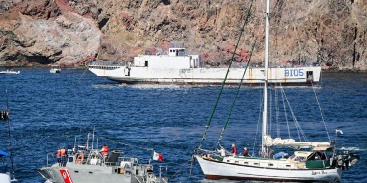 Realizan ceremonia de hundimiento del ex buque Suchiate BI-05