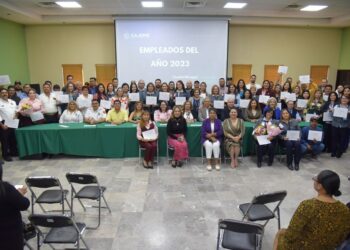 Reconocen por su desempeño a empleados del año y del tercer cuatrimestre 2023