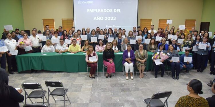 Reconocen por su desempeño a empleados del año y del tercer cuatrimestre 2023