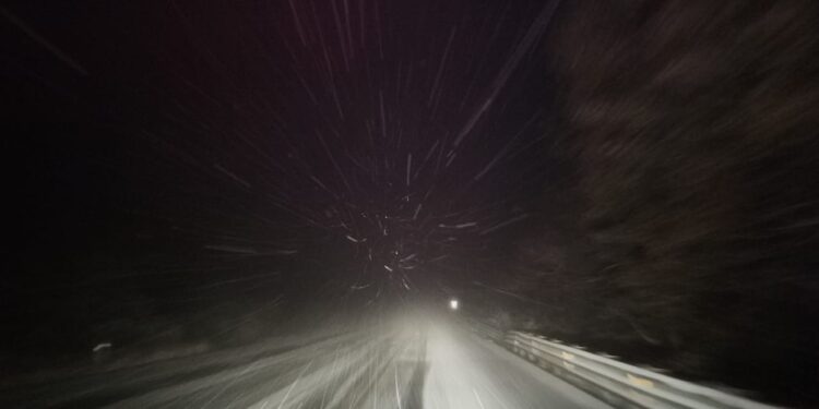 La carretera Cananea – Imuris permanece cerrada debido a la intensa nevada