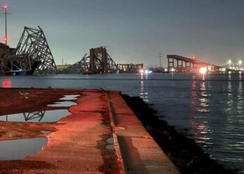 Se derrumba el puente Francis Scott Key de Baltimore tras ser impactado por un barco; vehículos cayeron al agua