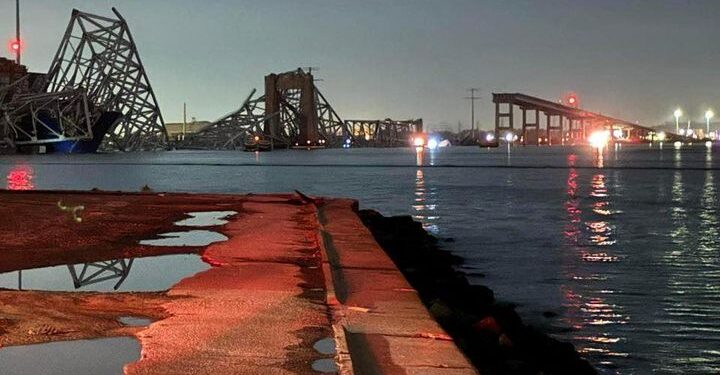 Se derrumba el puente Francis Scott Key de Baltimore tras ser impactado por un barco; vehículos cayeron al agua