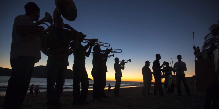 Bandas musicales requieren autorización para tocar en playas de Mazatlán