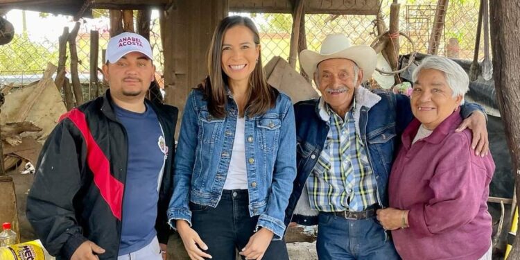 Continúa Anabel Acosta tocando puertas para llevar el mensaje de la 4T