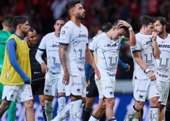 Aficionados de Toluca se burlan de Pumas con peluches de ‘Hello Kitty’