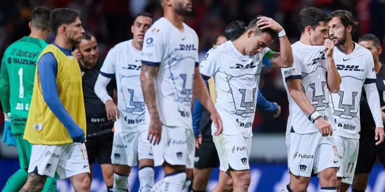Aficionados de Toluca se burlan de Pumas con peluches de ‘Hello Kitty’