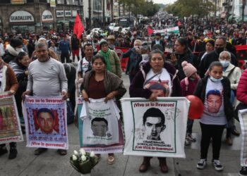 Asegura López Obrador que no hay pruebas contra el Ejército en caso Ayotzinapa