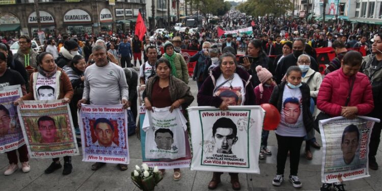 Asegura López Obrador que no hay pruebas contra el Ejército en caso Ayotzinapa