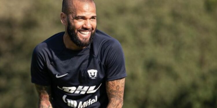 Dani Alves queda en libertad; pagará un millón de euros