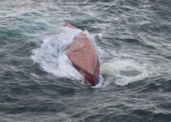 Naufragio de barco surcoreano frente a costas de Japón deja 8 muertos