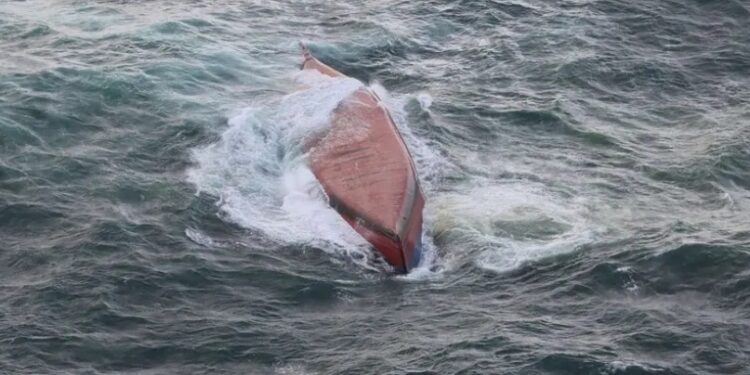 Naufragio de barco surcoreano frente a costas de Japón deja 8 muertos