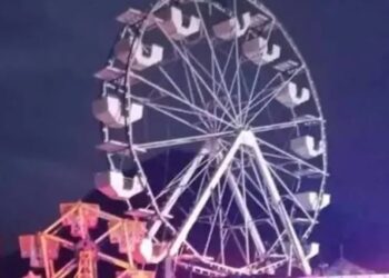 Padre e hija caen de 15 metros por falla en juego mecánico en Veracruz; se reportan graves