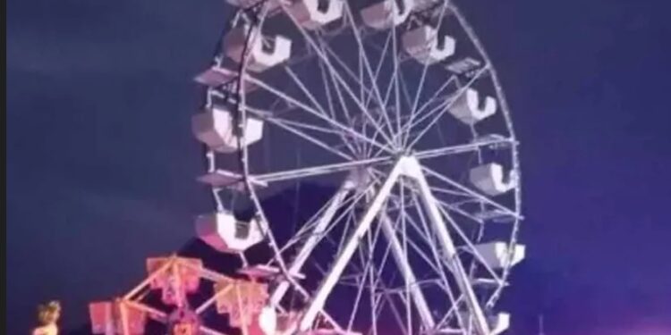 Padre e hija caen de 15 metros por falla en juego mecánico en Veracruz; se reportan graves