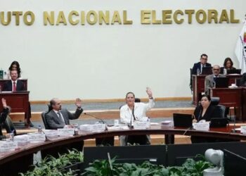 Suma AMLO otro llamado del INE a no opinar del proceso electoral