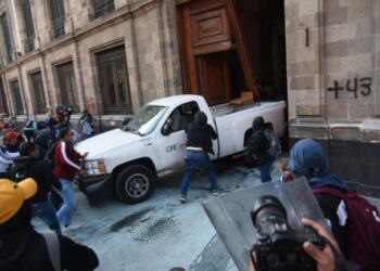 Normalistas de Ayotzinapa advierten a López Obrador que intensificarán sus protestas