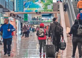 Demoran a pasajeros revisiones en el AICM