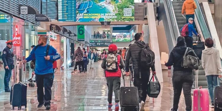 Demoran a pasajeros revisiones en el AICM
