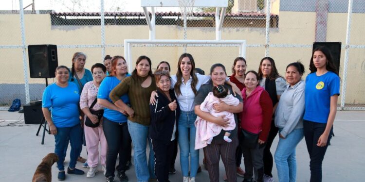 Visita Diana Karina Barreras a vecinos de La Cholla y Los Arroyos