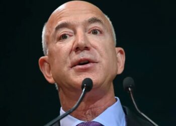 Jeff Bezos ‘le quita el puesto’ a Elon Musk como el hombre más rico del mundo