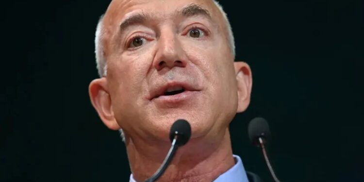 Jeff Bezos ‘le quita el puesto’ a Elon Musk como el hombre más rico del mundo