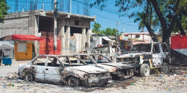 Empeora situación en Haití; EU evacúa parte de su personal