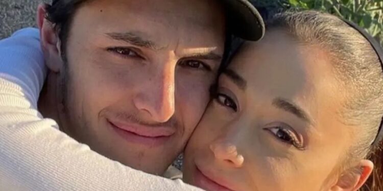 Ariana Grande está oficialmente divorciada de Dalton Gomez y deberá pagarle un millón de dólares