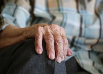 Abuelito mudo muere tras ser olvidado en tina de hidromasaje