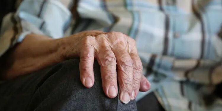 Abuelito mudo muere tras ser olvidado en tina de hidromasaje